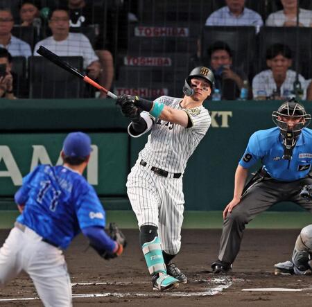 　１回、先制の適時二塁打を放つ佐藤輝（撮影・立川洋一郎）