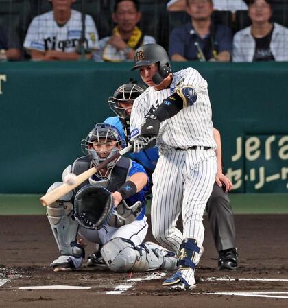 　１回、レフトオーバーの二塁打を放つ梅野（撮影・立川洋一郎）