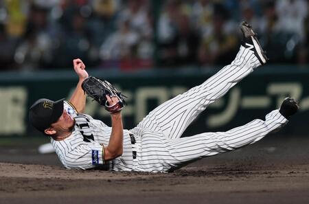 　２回、佐野の強烈な打球を好捕する伊藤将（撮影・田中太一）