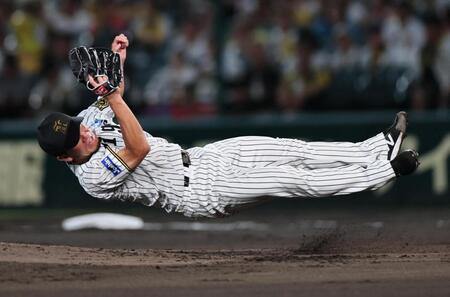 　２回、佐野の強烈な打球を好捕する伊藤将（撮影・田中太一）