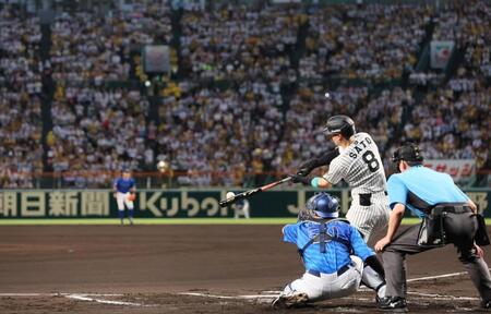 　１回、先制となる適時二塁打を放つ佐藤輝（撮影・北村雅宏）