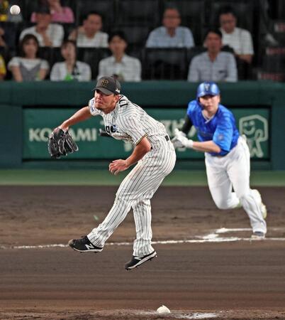 　６回、佐野の打球に飛びつく伊藤将（撮影・立川洋一郎）
