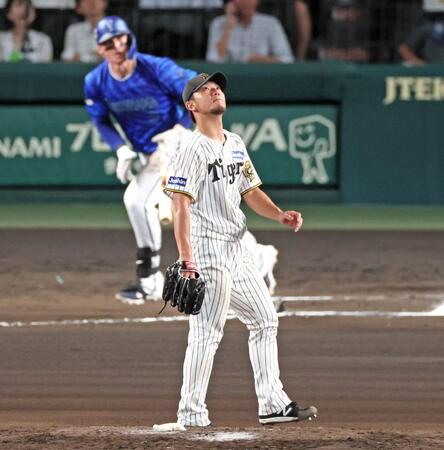 　６回、オースティンにソロを浴びる伊藤将（撮影・立川洋一郎）