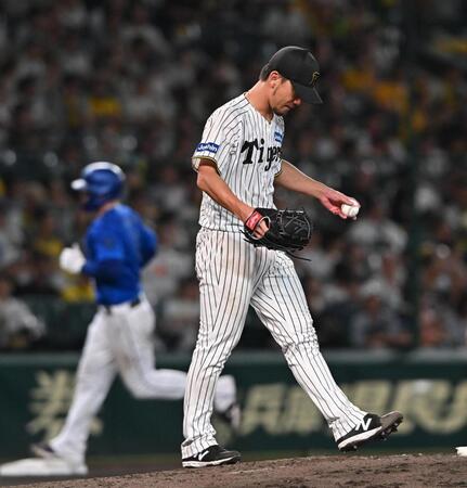 　６回、オースティン（左）にソロを浴びた伊藤将（撮影・西田忠信）