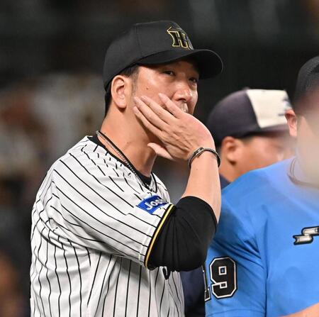 　７回を終え、選手交代を告げる藤川監督（撮影・西田忠信）