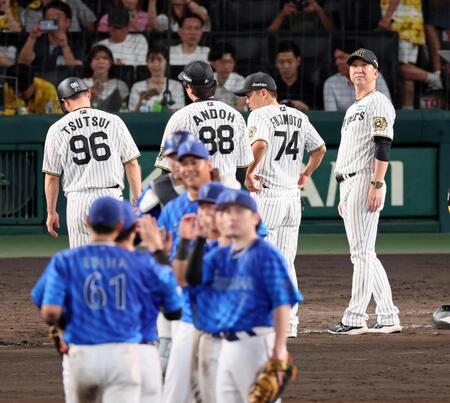 　ＤｅＮＡに連敗し、ファンへのあいさつで整列する藤川監督（右端）＝撮影・立川洋一郎