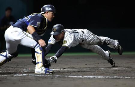 　３回、豊田の中犠飛で三走・福島がヘッドスライディングで生還（撮影・坂部計介）