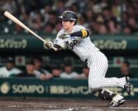 　９回、安打を放つ近本（撮影・田中太一）