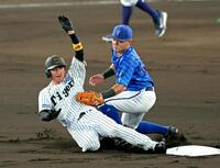 　１回、二盗に失敗する近本（撮影・立川洋一郎）