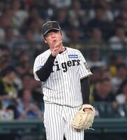 　４回、山本のボテボテのゴロを処理し、渋い表情を見せる村上（撮影・北村雅宏）