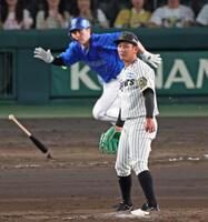　９回、佐野を二ゴロに打ち取って三者凡退に退ける伊原（撮影・立川洋一郎）