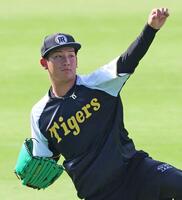 　キャッチボールをして調整する伊原（撮影・立川洋一郎）