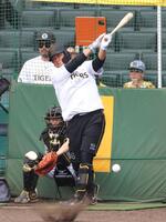 　フリー打撃で打ち込む原口（撮影・立川洋一郎）