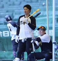 　１軍に合流した楠本。右は梅野（撮影・田中太一）