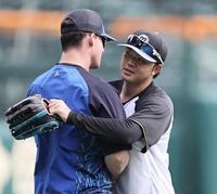 　１軍に合流した楠本（右）はオースティンと抱き合う（撮影・田中太一）
