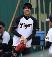 　練習中に笑顔を見せる才木（撮影・北村雅宏）