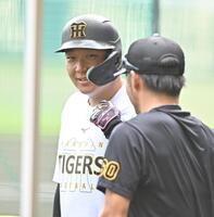 　小野寺（右）と言葉を交わす大山（撮影・西田忠信）