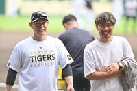 　狩野恵輔氏（右）と言葉を交わす原口（撮影・西田忠信）
