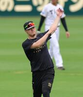 　体をほぐす佐藤輝（撮影・北村雅宏）