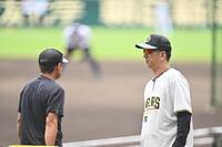 　藤本コーチ（左）と言葉を交わす藤川監督（撮影・西田忠信）
