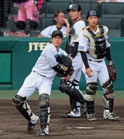 　シートノックで二塁へ送球する梅野（撮影・立川洋一郎）