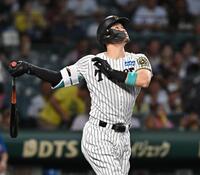 　１回、先制２塁打を放つ佐藤輝（撮影・西田忠信）