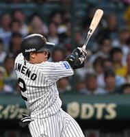 　１回、二塁打を放つ梅野（撮影・西田忠信）