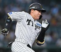 　１回、左越えの打球で激走する梅野（撮影・西田忠信）