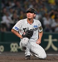 　２回、佐野の投直を捕球した伊藤将（撮影・西田忠信）