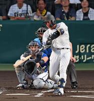 　１回、レフトオーバーの二塁打を放つ梅野（撮影・立川洋一郎）