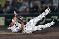 　２回、佐野の強烈な打球を好捕する伊藤将（撮影・田中太一）