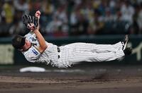 　２回、佐野の強烈な打球を好捕する伊藤将（撮影・田中太一）