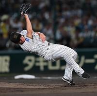 　２回、佐野の強烈な打球を好捕する伊藤将（撮影・田中太一）