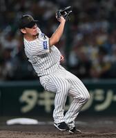 　２回、佐野の強烈な打球を好捕する伊藤将（撮影・田中太一）