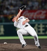 　２回、佐野の打球を好捕する伊藤将（撮影・北村雅宏）