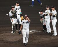 　７回途中、交代を告げられてベンチに戻る伊藤将（中央左）＝撮影・北村雅宏