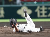 　２回、佐野の打球を好捕する伊藤将（撮影・北村雅宏）