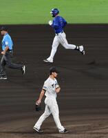 　６回、オースティン（奥）にソロを浴びた伊藤将（撮影・北村雅宏）