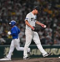 　６回、オースティン（左）にソロを浴びた伊藤将（撮影・西田忠信）