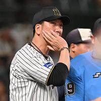 　７回を終え、選手交代を告げる藤川監督（撮影・西田忠信）