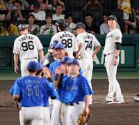 　ＤｅＮＡに連敗し、ファンへのあいさつで整列する藤川監督（右端）＝撮影・立川洋一郎