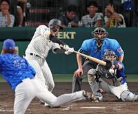 　９回、左前打を放つ楠本（撮影・立川洋一郎）