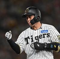 　５回、左前打を放った梅野（撮影・西田忠信）