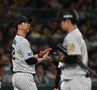 　６回を終え、選手交代に出る藤川監督（左）＝撮影・西田忠信