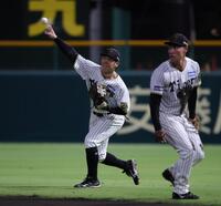 　８回、河野の打球を本塁に好返球する豊田（撮影・坂部計介）