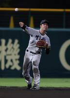 　６回、佐野の打球に飛び込み好捕。素早く送球しアウトにする小幡（撮影・坂部計介）