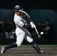 　３回、豊田は中犠飛を放つ（撮影・坂部計介）