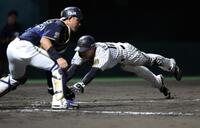 　３回、豊田の中犠飛で三走・福島がヘッドスライディングで生還（撮影・坂部計介）