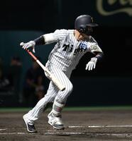 　３回、小幡は遊撃内野安打を放つ（撮影・坂部計介）