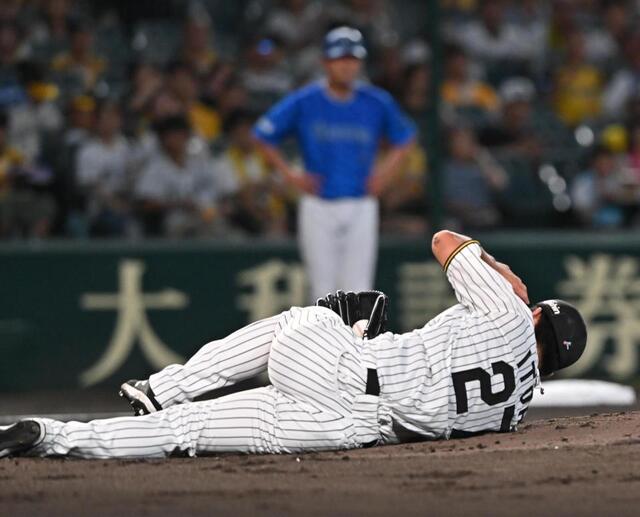 阪神・伊藤将司が危機一髪！投手強襲の強烈ライナーを顔の前で好捕